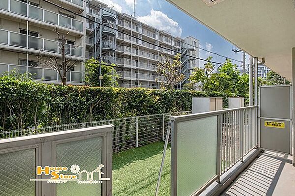 広々としたバルコニーは、大きなシーツや洗濯物も一度に干せる設計。2部屋から出入りでき、日々の家事も効率的に行えます。