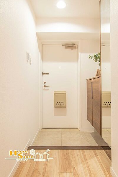 たっぷりの収納付き玄関ならばいつでも整った空間に。鏡付きで身支度がスムーズになり、朝の急ぎの時間でも安心です。