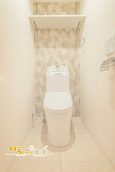 収納スペースを備えたトイレはペーパーや小物もスッキリ収納できるので空間を広く使えます。生活感のある内装で、毎日快適に利用できる空間です。