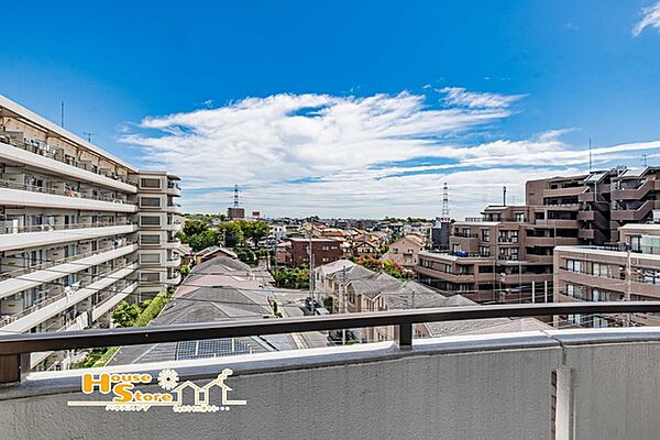 南東向きのバルコニーは、朝から心地よい陽光が差し込む明るい空間。洗濯物も気持ちよく干せ、日々の暮らしに心地よさをプラスしてくれます。