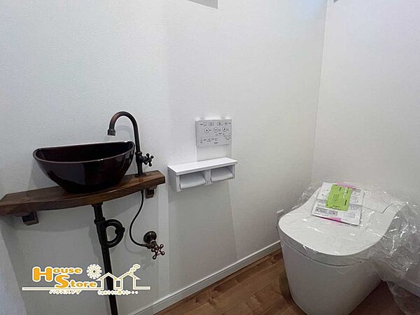 トイレ内に洗面台を設け、使用後の手洗いまでその場で完結できる使いやすい空間。トイレ専用の手洗い場として利用できる便利な設備です。