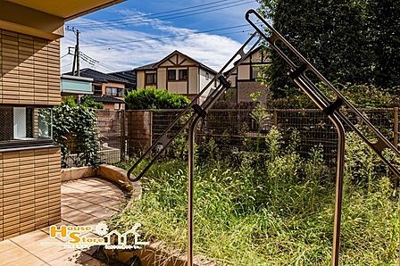 広々としたテラスとプライベートガーデンを楽しめる住まい。南向きで陽当たりも良く、洗濯物を干すのはもちろん、ガーデニングやお子様の遊び場など、暮らしに合わせてのびのびと活用できます。