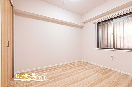 木目のフローリングが温かみを添えるお部屋。シンプルな間取りで家具も配置しやすく、インテリアに合わせやすい空間です。寝室や趣味の部屋など、ライフスタイルに合わせて自由に活用できます。