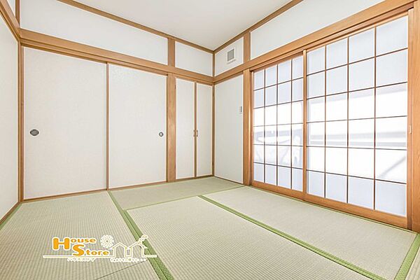 畳の柔らかな風愛が心地よい和室。くつろぎのスペースとしてはもちろん、客間や趣味の空間など、暮らしに合わせて様々な用途で活用できます。
