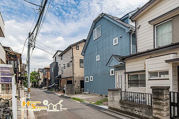 交通量の少ない閑静な住宅街に位置するため、静かで快適な暮らしを実現できます。商業施設や教育施設も徒歩圏内で、日常の利便性も高い環境です。