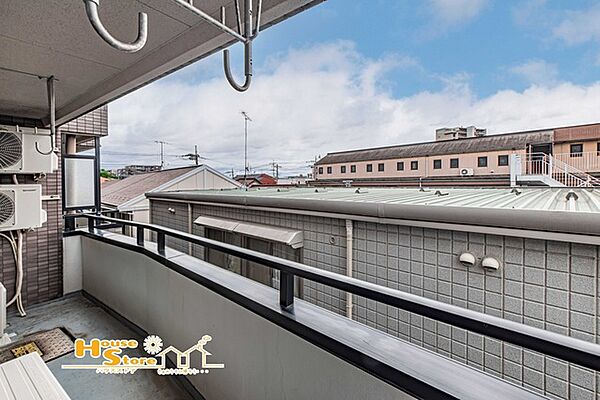南向きで広々としたバルコニーは、陽光がたっぷり降り注ぐ明るい空間。洗濯物やシーツも、青空の下で気持ちよく乾かせます。