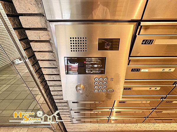 オートロック完備で、住まいのセキュリティがしっかり守られるマンション。外部の不審者の侵入を防ぎ、安心な暮らしをサポートします。