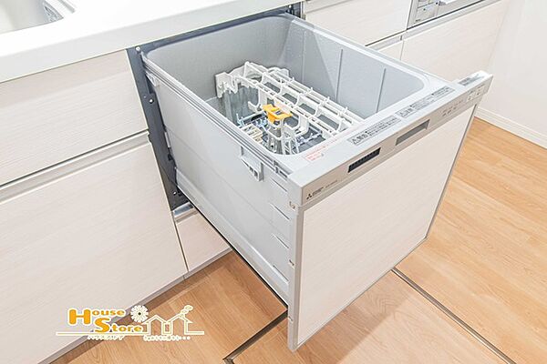 便利な食器洗浄乾燥機付きで、毎日の後片付けも快適に。ビルトインタイプのためキッチンにすっきりと収まり、作業スペースを圧迫することもありません。家事の負担を軽減してくれる、うれしい設備です。