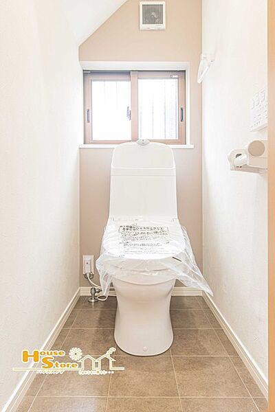 清潔感のあるトイレには窓が設けられており、自然光が差し込み明るく、換気もしやすい設計です。温水洗浄便座も備えており、清潔かつ快適にご使用いただける空間となっています。