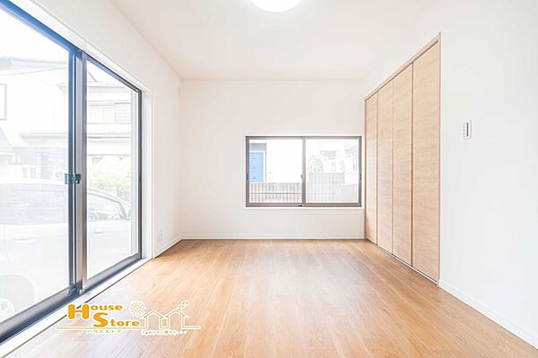 リビングに隣接する洋室にはクローゼットも備わっており、利便性の高いお部屋です。開放してセカンドリビングのようにご利用いただくのはもちろん、一室として仕切り、プライベートな空間としても活用可能。