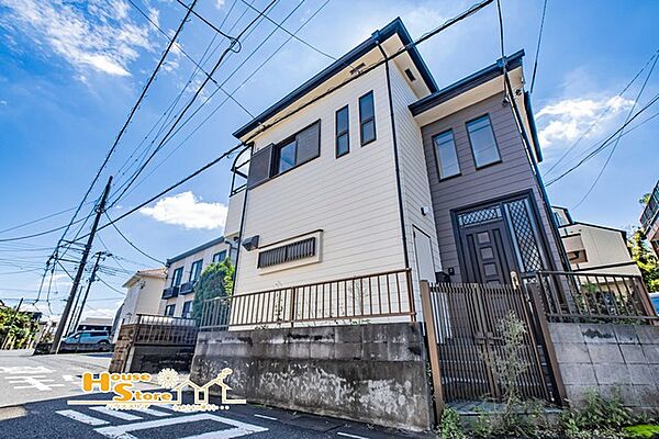 閑静な住宅街に佇む一戸建て。徒歩圏内に小・中学校やスーパー、コンビニ、医療施設が揃い、毎日の暮らしを安心して送れる住環境です。室内はフルリフォーム済みで気持ちよく新生活を始められます。