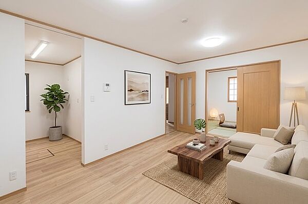 リビングはご家族が集まり思い思いの時間を過ごせる住まいの中心。ソファやダイニングテーブルなど、お好みの家具を配置して居心地の良い空間を作れます。（CGで家具・装飾等を合成しています。）