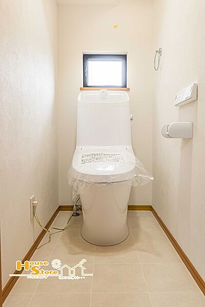 トイレを2ヵ所に設けたゆとりある間取り。朝の忙しい時間帯や来客時にも使い分けができ、各階からアクセスしやすい便利な配置です。