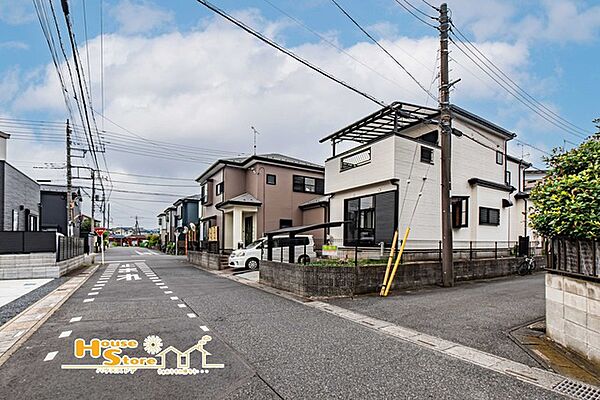 2方向の道路に面した角地ならではの開放感が魅力。隣接する建物による圧迫感を感じにくく、風や光を取り込みやすい伸びやかな住環境です。