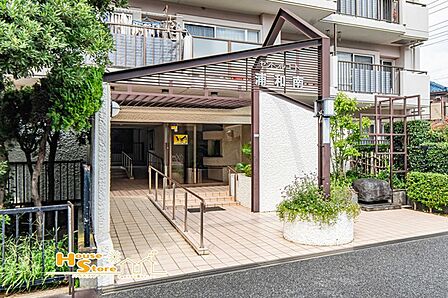 建物へと続くエントランスは、住まいの第一印象を彩る空間。開放感のあるアプローチが外から住まいへと気持ちを切り替えてくれます。