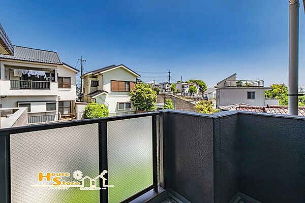 角部屋ならではのバルコニーを3ヶ所に完備。各居室へ心地よい陽光と風を取り込みやすく、開放感あふれる住空間を演出します。用途に合わせて使い分けができるのも魅力です。