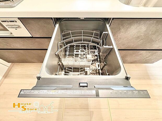 キッチンに食器洗浄乾燥機を備え、毎日の後片付けを効率よくサポート。料理を楽しんだ後の洗い物を任せられることで家事負担を軽減し、キッチンをスッキリ保ちやすくなるのも嬉しいポイントです。