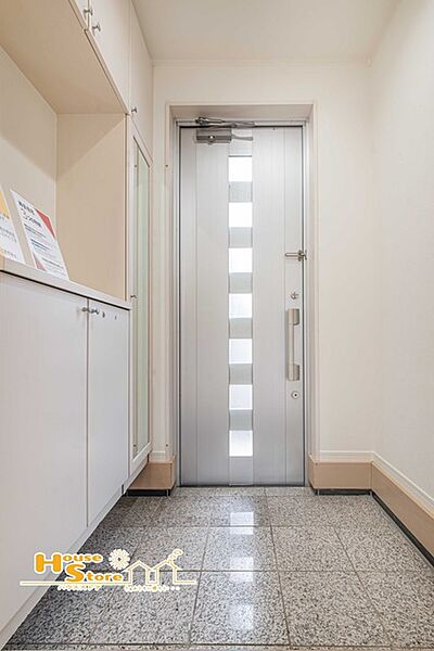 明るい光が差し込む玄関は、豊富な収納力を備えたシューズボックスで履物をスマートに整理。お客様を迎える空間としても洗練された印象を演出します。