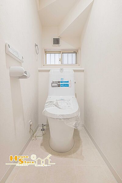 清潔感あふれるお手洗いは小窓を備え、明るく換気もスムーズ。いつでも快適にお使いいただける空間です。