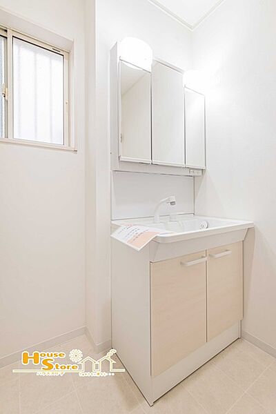 洗面台は、身だしなみを整えやすい三面鏡に収納を備えた機能的な設計です。収納力があるため整理整頓もしやすく、快適でスッキリと使えます。