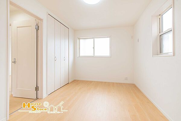 お部屋は採光と通風が考えられた居心地のいい空間設計。全居室収納付きのためスッキリとしたレイアウトを考えることができます。