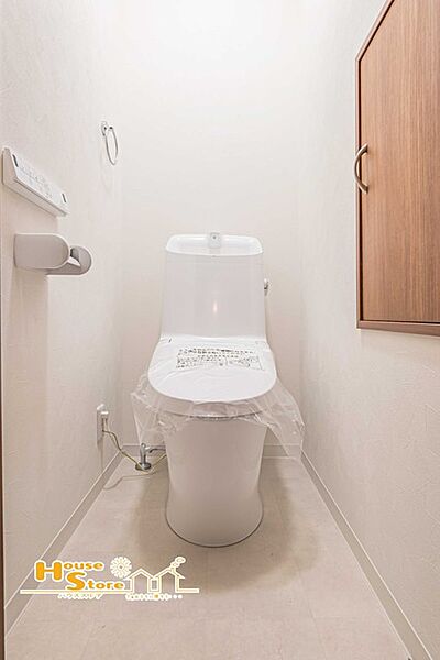 清潔感のあるトイレ空間は、温水洗浄便座付きで毎日快適に。収納スペースも備えており、トイレ用品をすっきり整理でき、清潔に保ちやすい空間です。