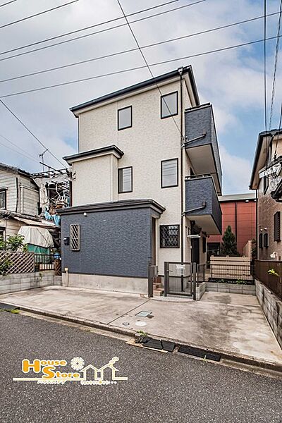 敷地内に駐車スペースを備え、お車をお持ちの方にも嬉しい住まい。敷地内に駐車できるため、荷物の出し入れにも便利です。