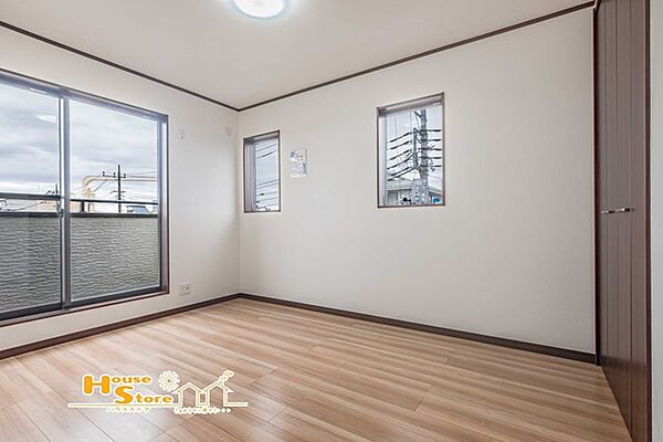 バルコニーに面した明るくゆとりのある約6帖のお部屋。シンプルな間取りで家具も配置しやすく、お気に入りのインテリアで自分らしい空間づくりを楽しめます。