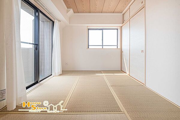 リビングに隣接するお部屋は、開放すればセカンドリビングとしても利用でき、空間をより開放的に演出できます。用途に応じて個室としても使えるため、ライフスタイルに合わせて柔軟に活用できる便利な一室です。
