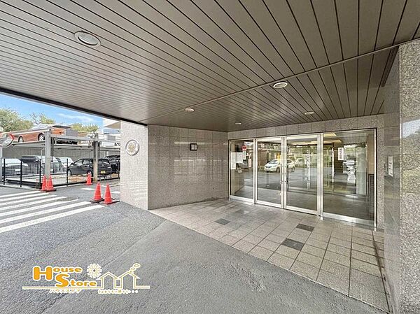 住まいへのアプローチを彩る外エントランス。建物へ入る前から落ち着いた雰囲気を感じられ、日々の帰宅を穏やかに迎えてくれる空間です。