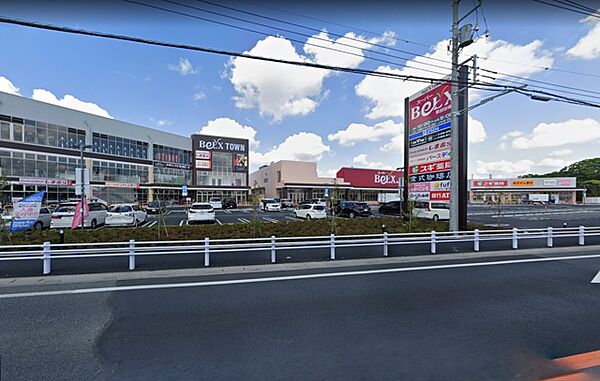 ベルクスタウン 【営業時間10：00～21：00（日曜日は朝9時開店）】 250台入る広い無料駐車場を完備。