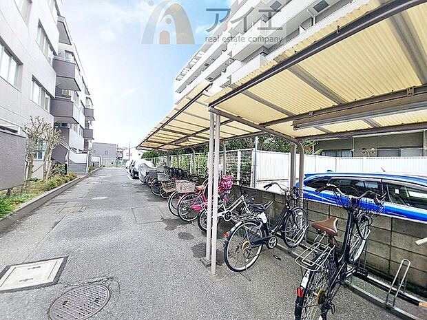 広々スペースの駐輪場はご家族の自転車を置くことができます