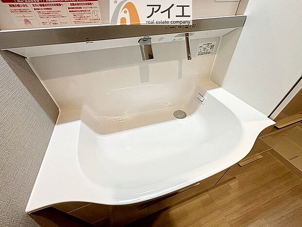 三面鏡にハンドシャワー付き、使いやすい洗面台？