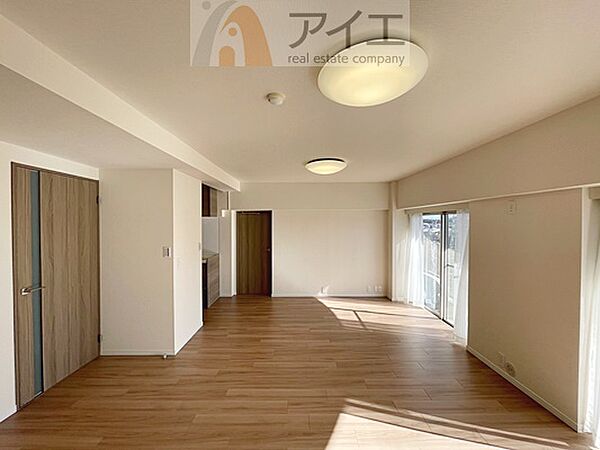 日差しがうれしいリビング、大窓からの見晴らしも良好
