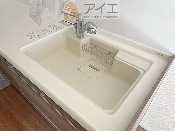 三面鏡にハンドシャワー付き、使いやすい洗面台
