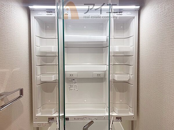 たっぷりの収納を設けた3面鏡付洗面台で快適な暮らし