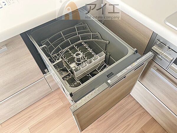 手に優しい、後片づけおまかせの食洗機。ママも食後のだんらんに加われます