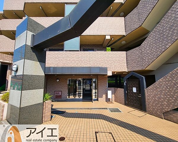 清掃や修理、不審者への声掛けも。管理員日勤は防犯にも有効