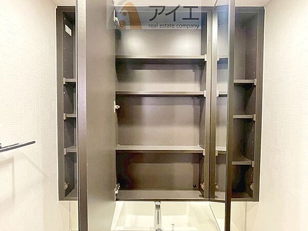 たっぷりの収納を設けた3面鏡付洗面台で快適な暮らし
