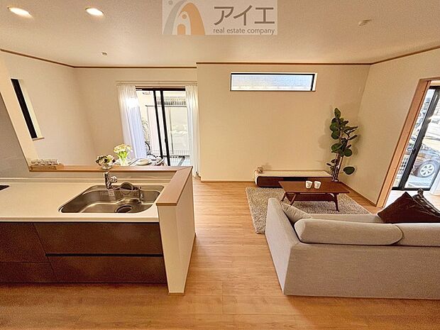 朝から日差しいっぱいの、明るい空間でのびのび過ごせます