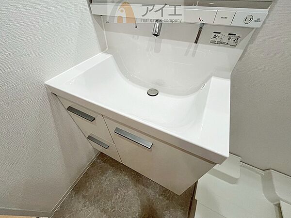 三面鏡にハンドシャワー付き、使いやすい洗面台