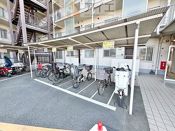 広々スペースの駐輪場はご家族の自転車を置くことができます