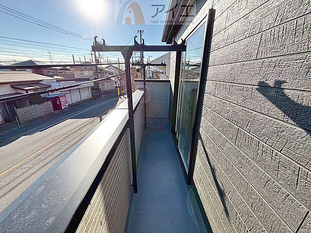 広々バルコニーは日当たり良好、ガーデニングも楽しめます