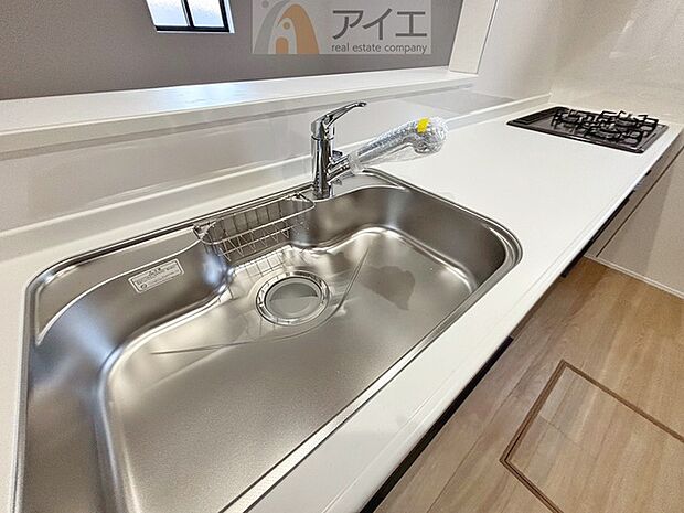 水道一体型の浄水器。ボタン一つで切替可能水回りもすっきり