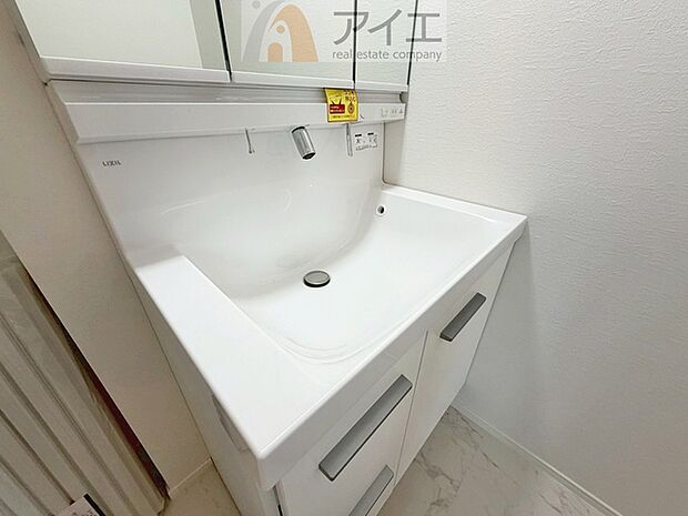 三面鏡にハンドシャワー付き、使いやすい洗面台