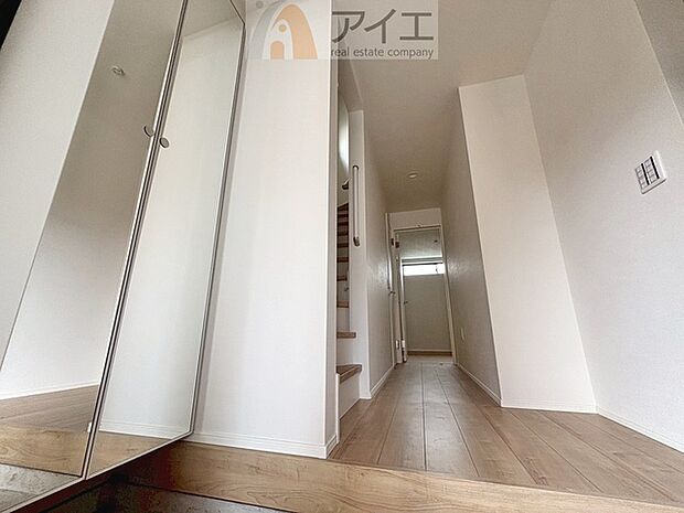 お出掛け前の身だしなみチェックに嬉しい姿見付き