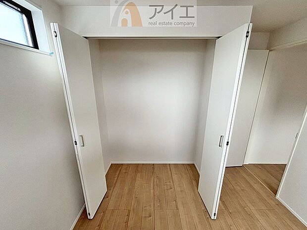 お子様の荷物も片付く、全居室収納スペース