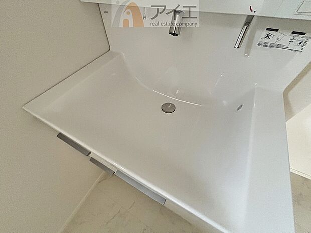 三面鏡にハンドシャワー付き、使いやすい洗面台