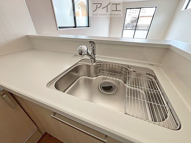 水道一体型の浄水器。ボタン一つで切替可能水回りもすっきり