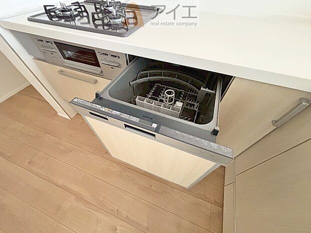 手に優しい、後片づけおまかせの食洗機。ママも食後のだんらんに加われます